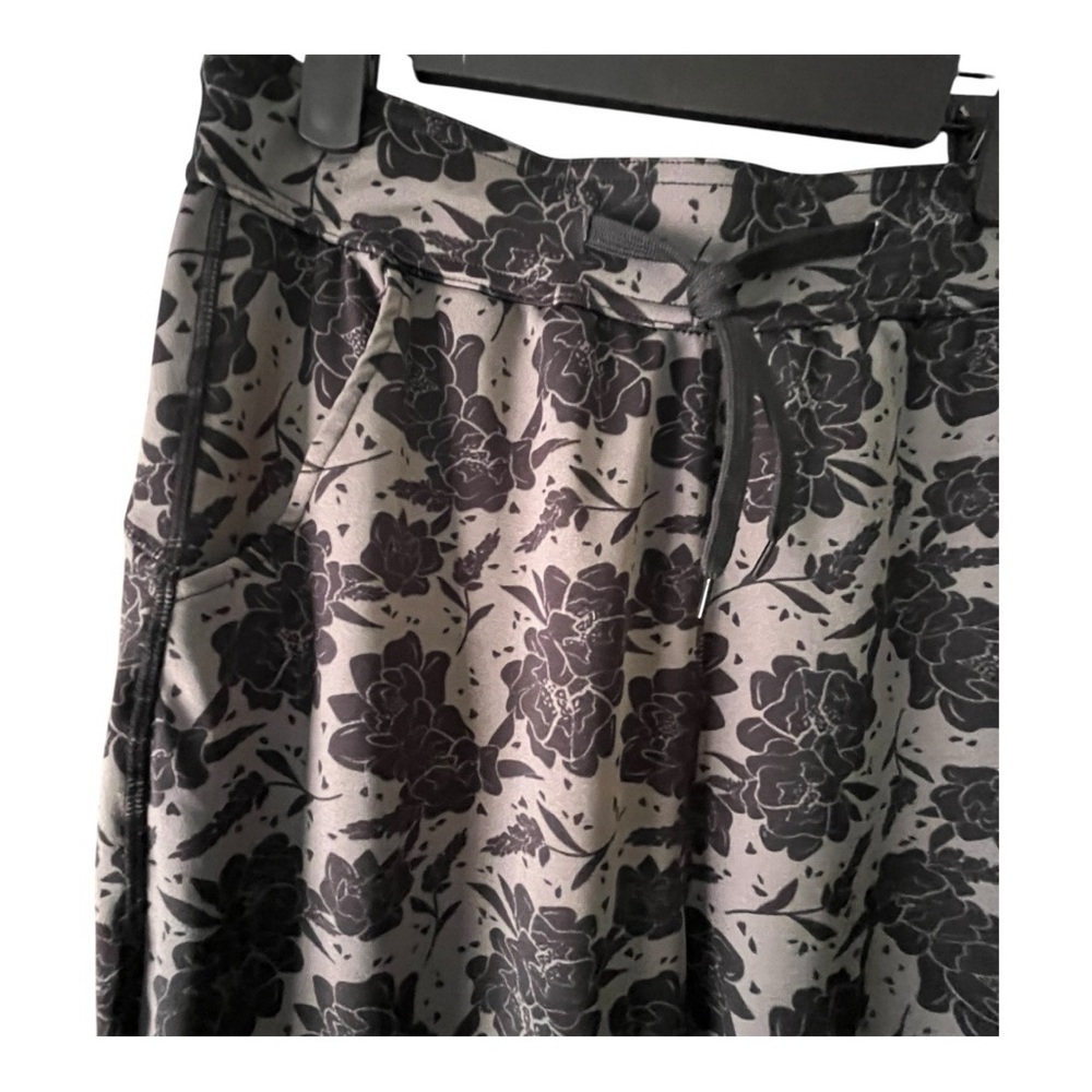 PopFit Gray and Black Floral Jogger Pants Size Medium - Picture 3 of 10